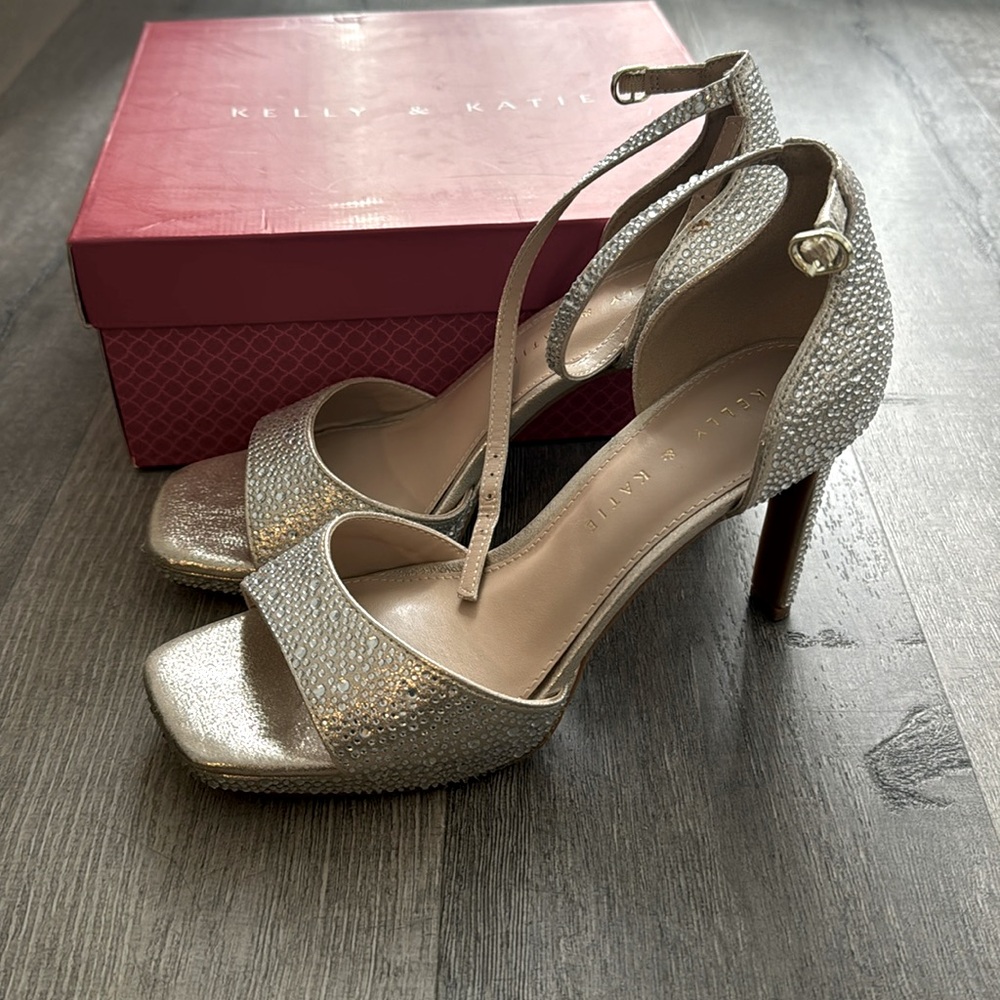 Kelly & Katie, gold shimmer sand fabric. Like new, wore once. Size 7 1/2 M.